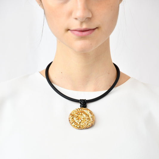 Collana girocollo in ceramica e oro