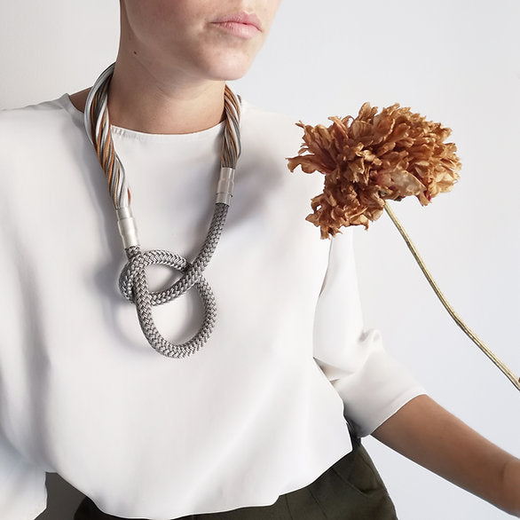 Collana Connection